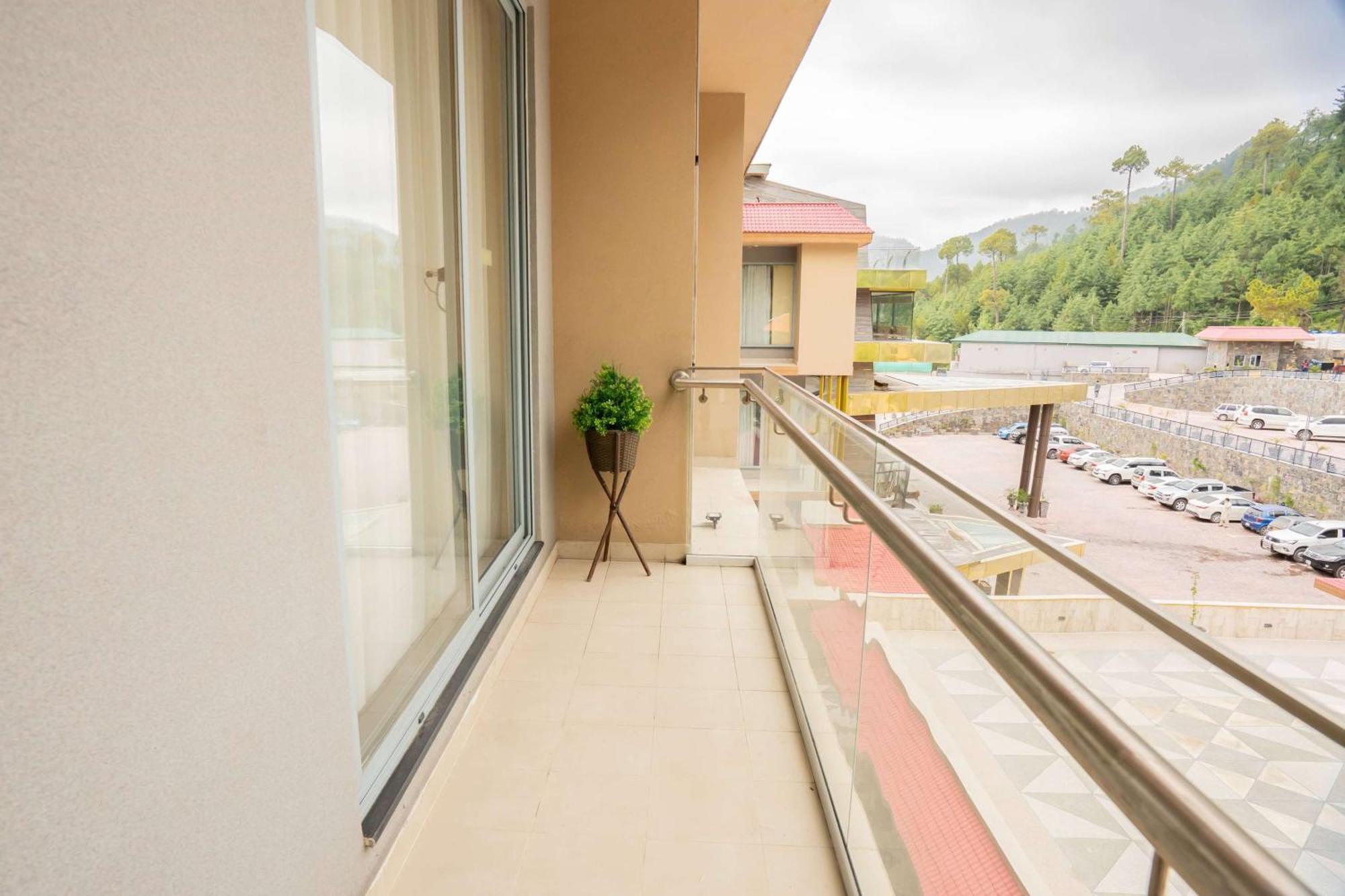 Ramada By Wyndham Murree Lower Topa Resort Экстерьер фото