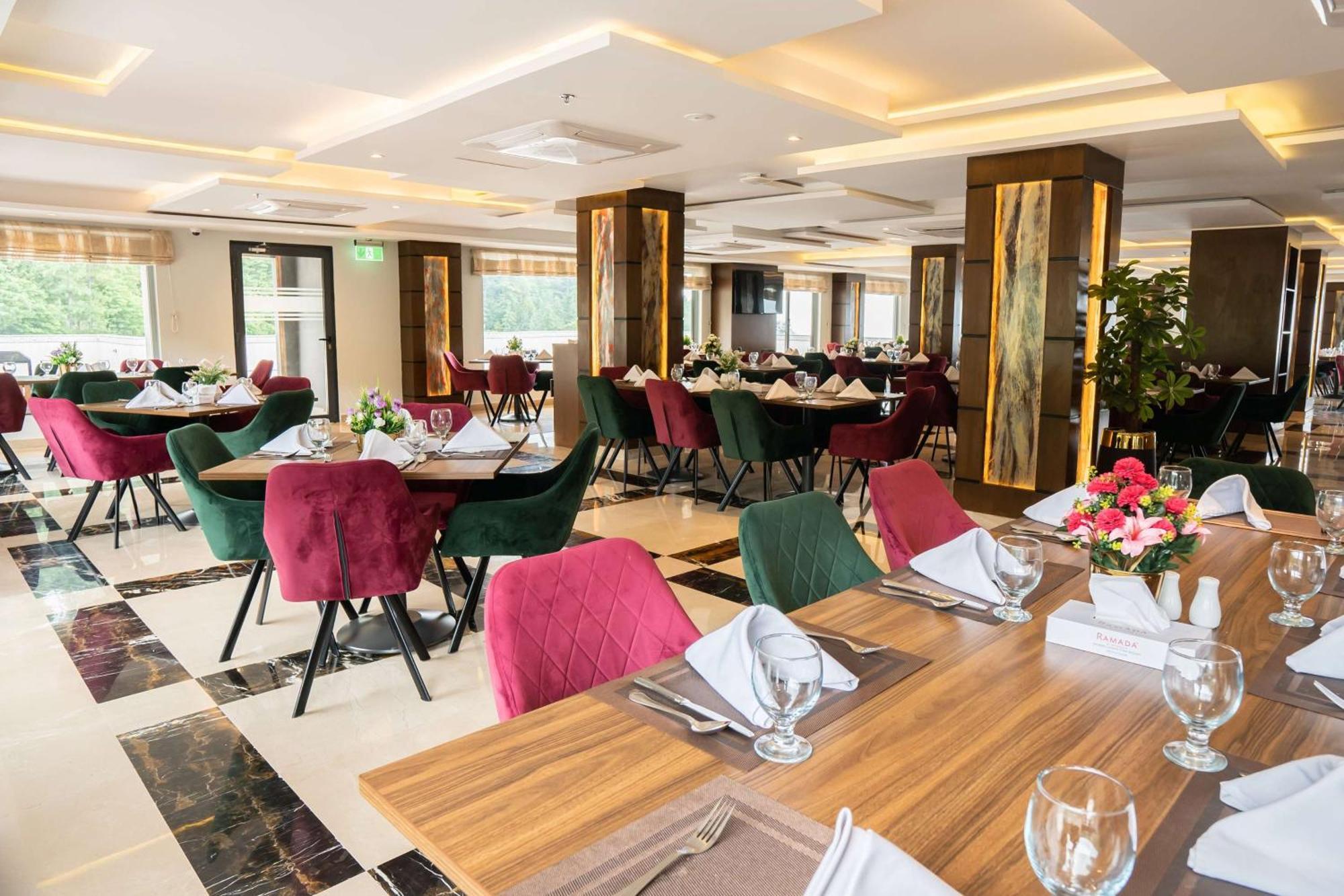 Ramada By Wyndham Murree Lower Topa Resort Экстерьер фото