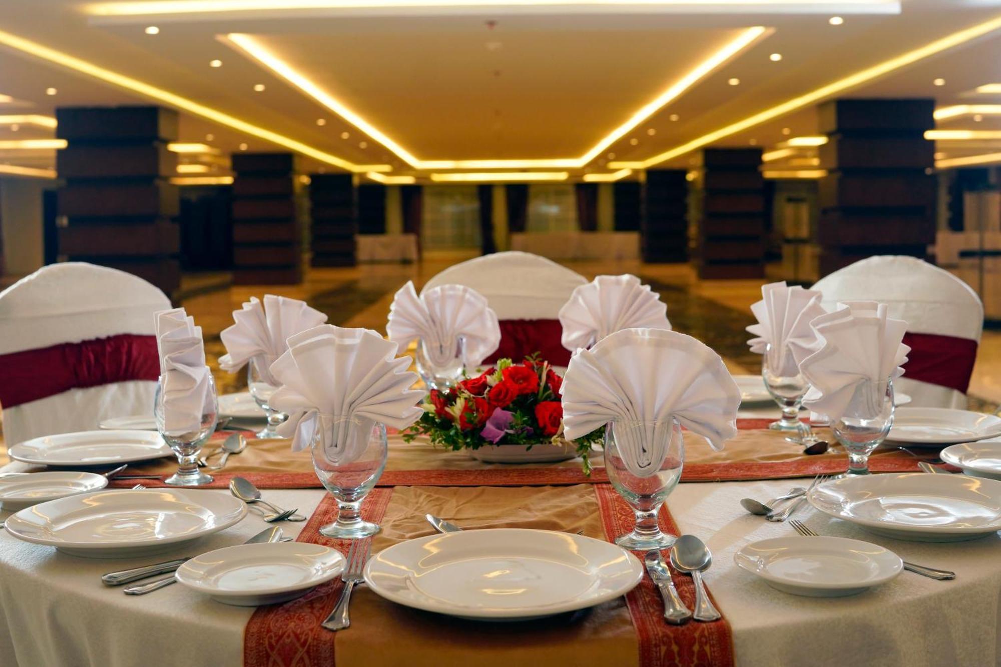 Ramada By Wyndham Murree Lower Topa Resort Экстерьер фото